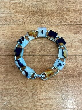 bracelet square-cut agate stone slices linked together with silver-tone metal.
